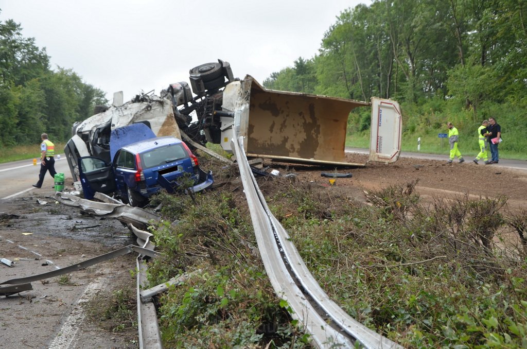 LKW umgestuerzt A 1 Rich Saarbruecken P079.JPG